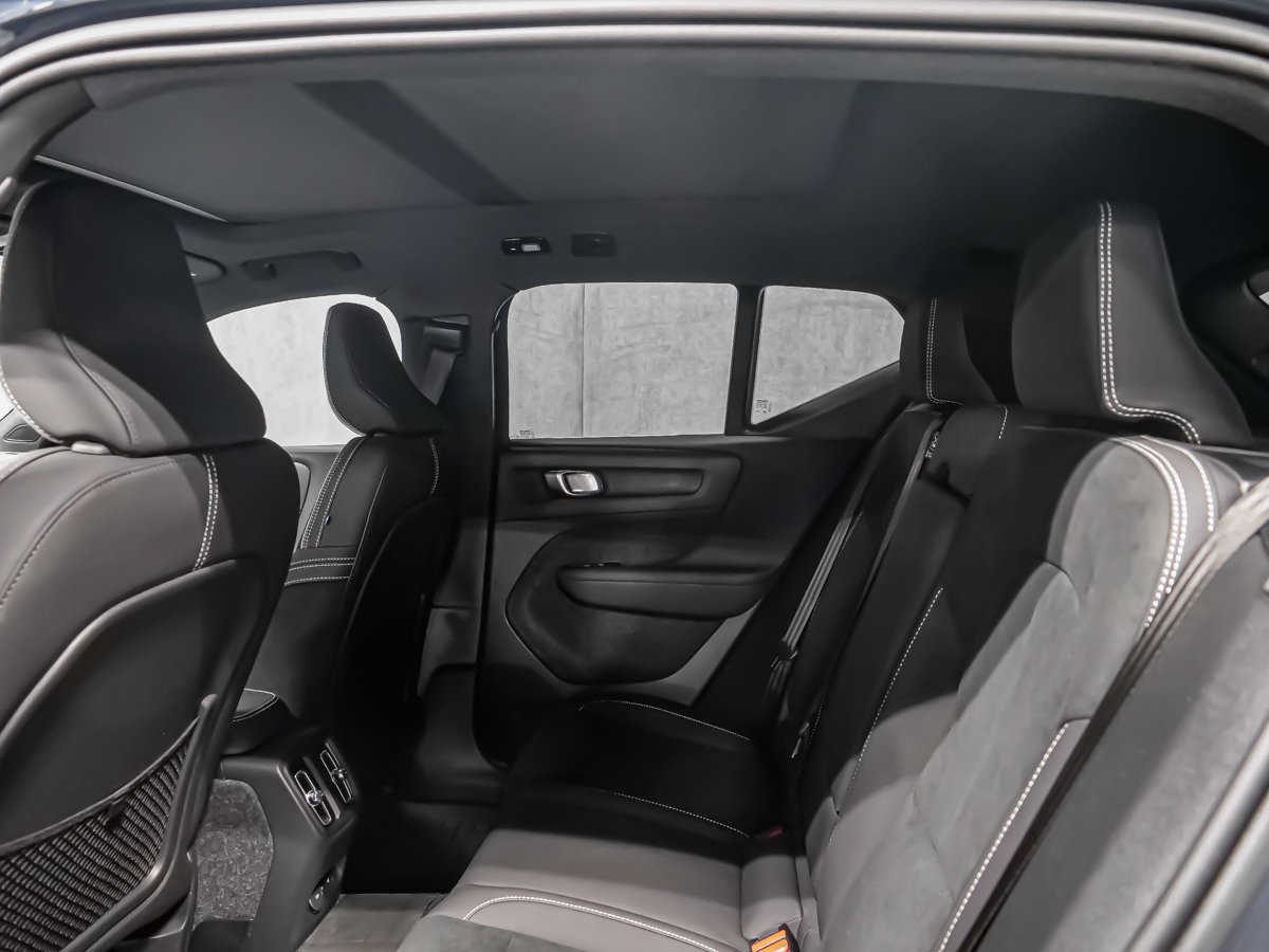 Volvo EX40 Twin Motor, Ultra Black Edition 2026-12