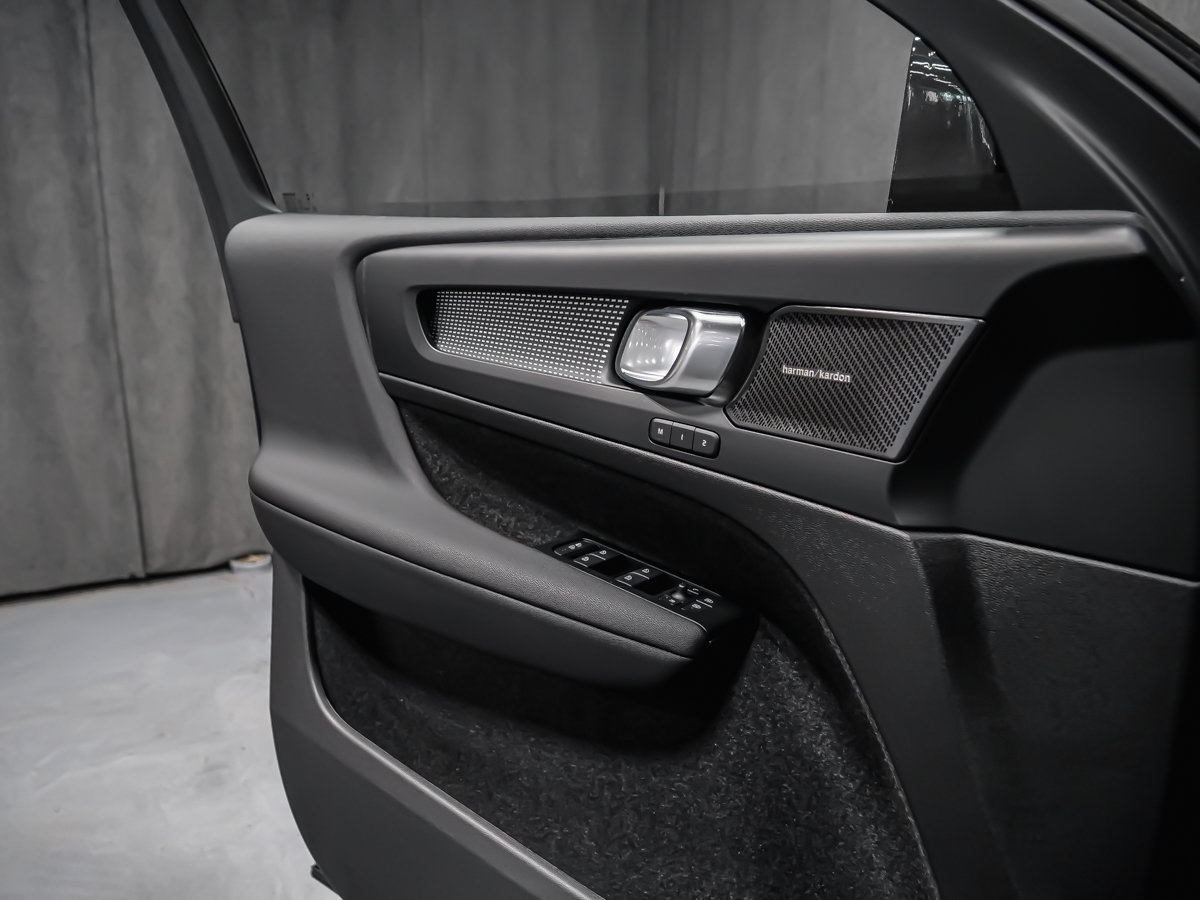 Volvo EX40 Twin Motor, Ultra Black Edition 2026-9