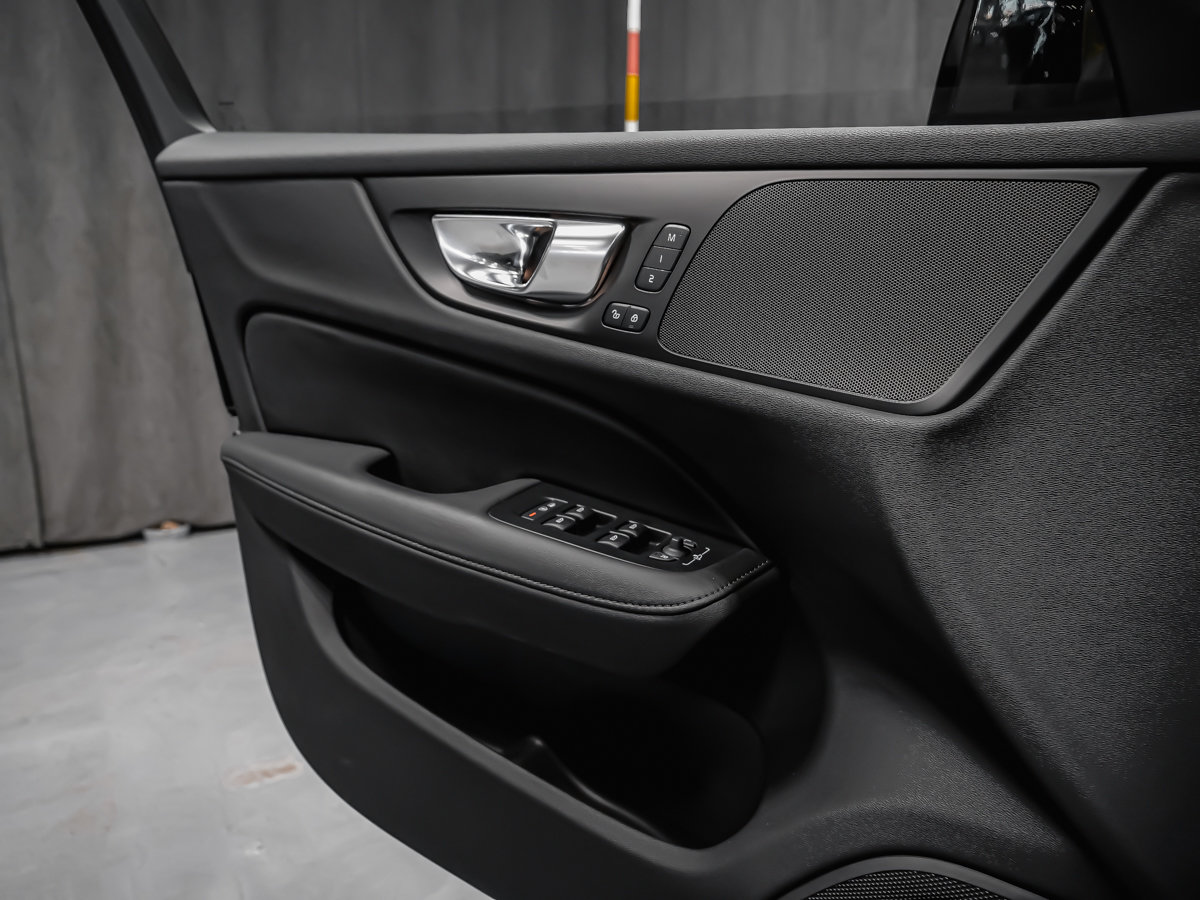 2025 Volvo V60 Cross Country B6 PLUS CLIMAT VOLANT CHAUFFANT MAGS 19PO-9