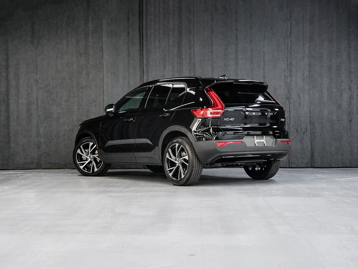 2022 Volvo XC40 R-DESIGN-2