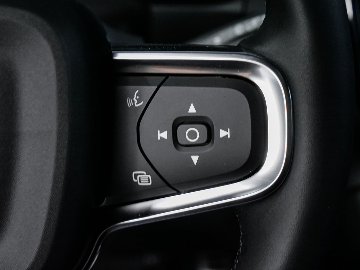 2022 Volvo XC40 R-DESIGN-11
