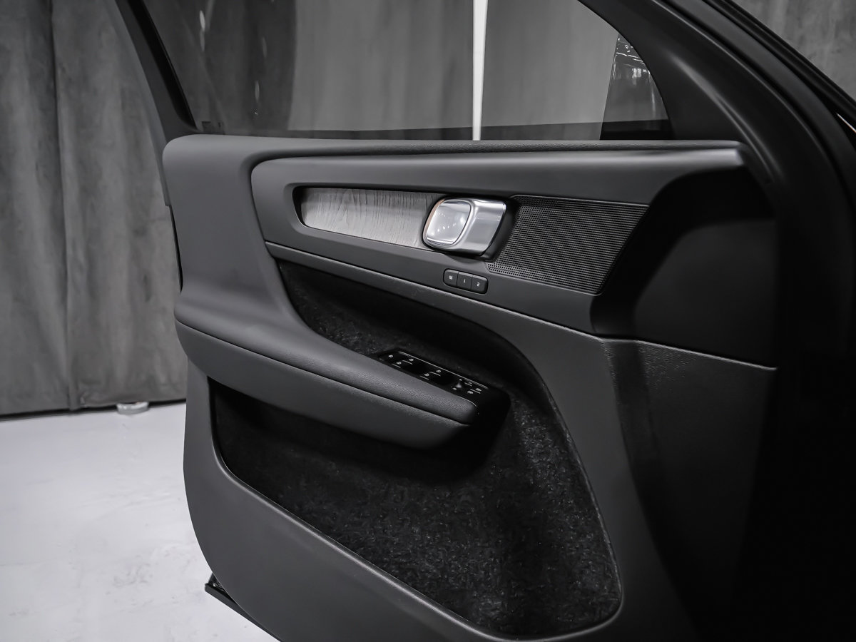 Volvo XC40 B5 CORE BRIGHT CLIMATE 2025-8