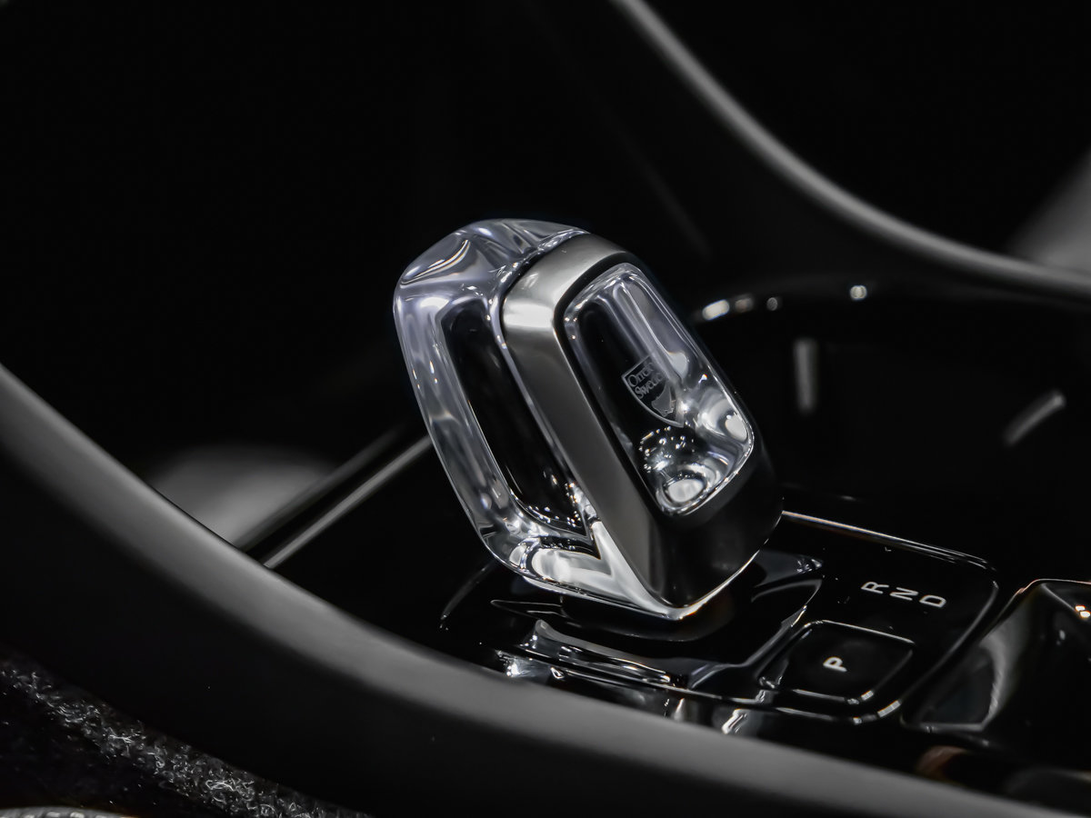 Volvo XC40 Plus (Dark Theme) 2026-9