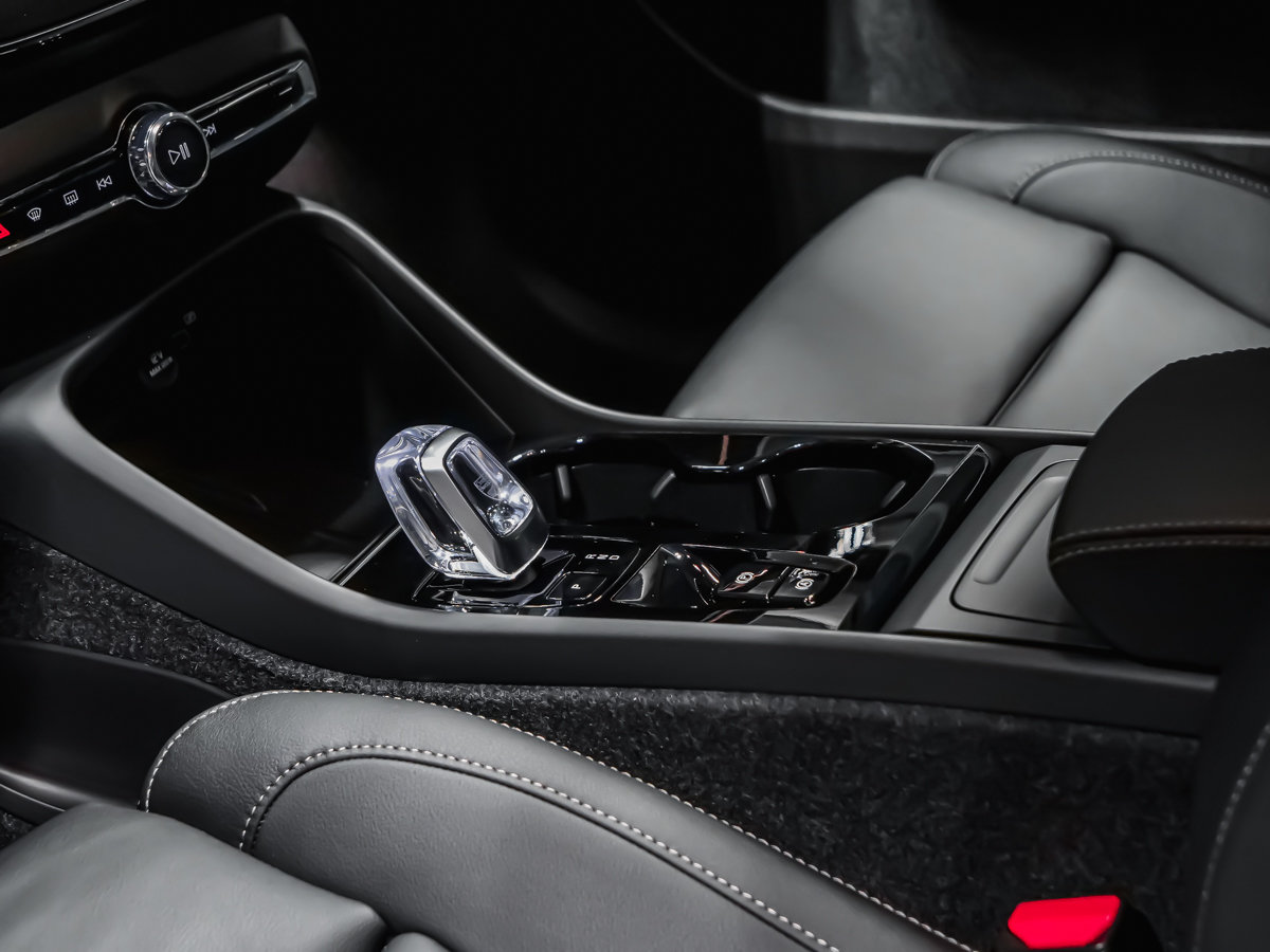 Volvo XC40 Plus (Dark Theme) 2026-7