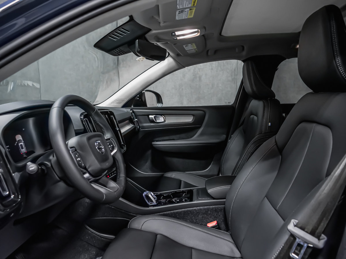 Volvo XC40 Plus (Dark Theme) 2026-13