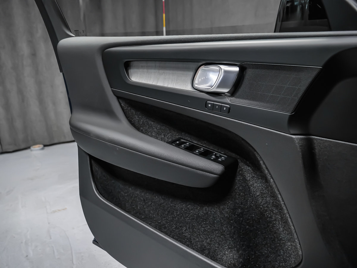 Volvo XC40 Plus (Dark Theme) 2026-11