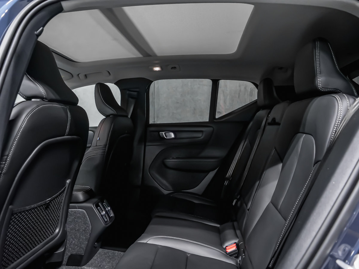 Volvo XC40 Plus (Dark Theme) 2026-15