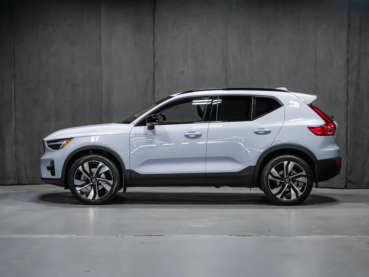 Volvo XC40 Plus (Dark Theme) 2026-2