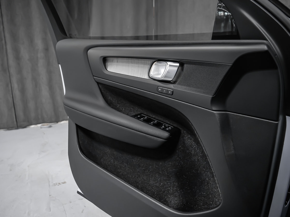 Volvo XC40 Plus (Dark Theme) 2026-9