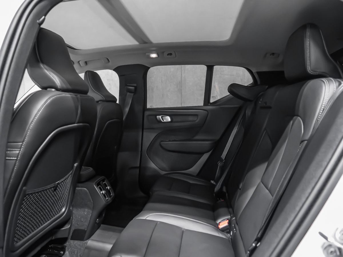 Volvo XC40 Plus (Dark Theme) 2026-11