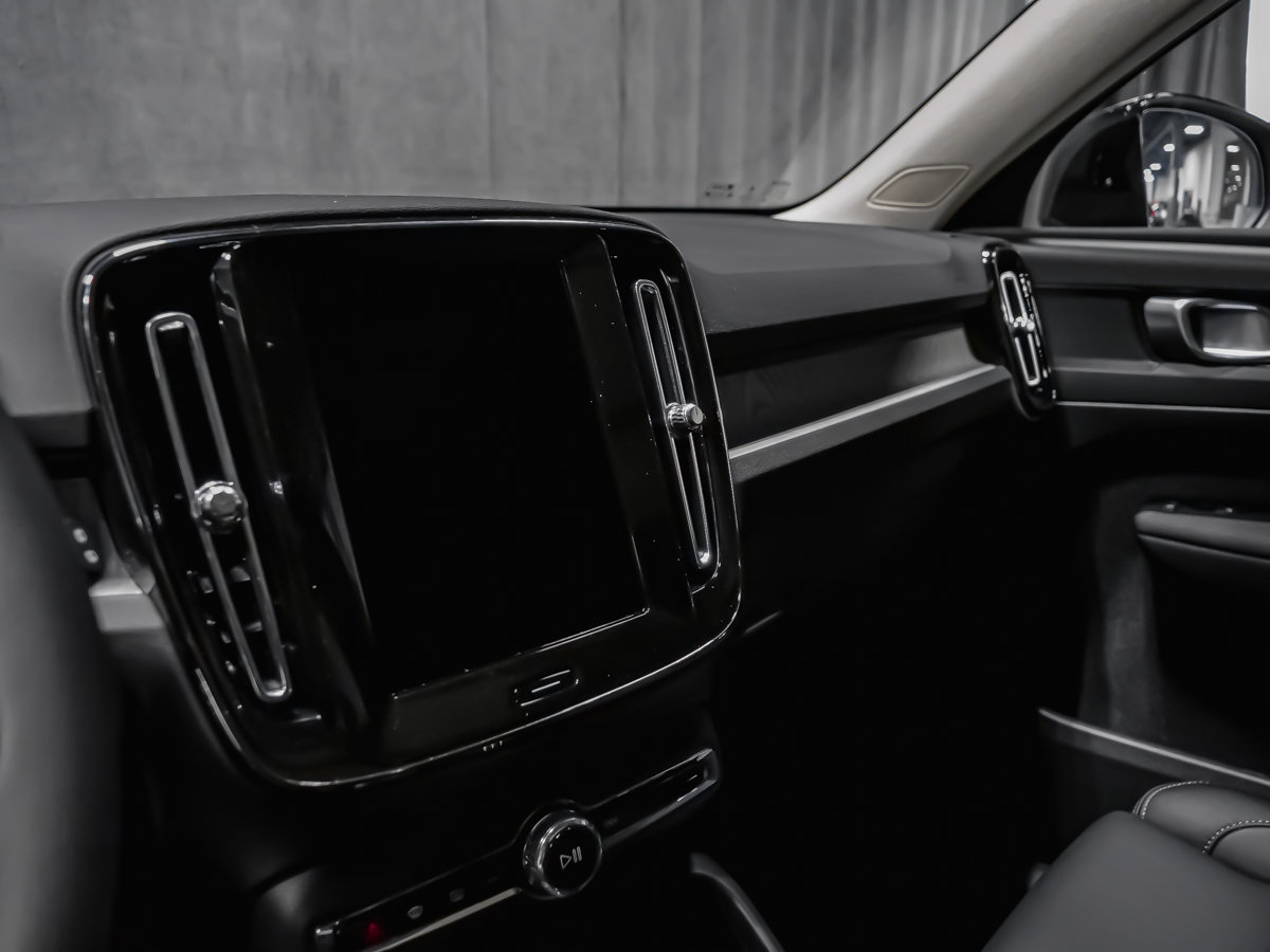 2026 Volvo XC40 Plus (Dark Theme)-11