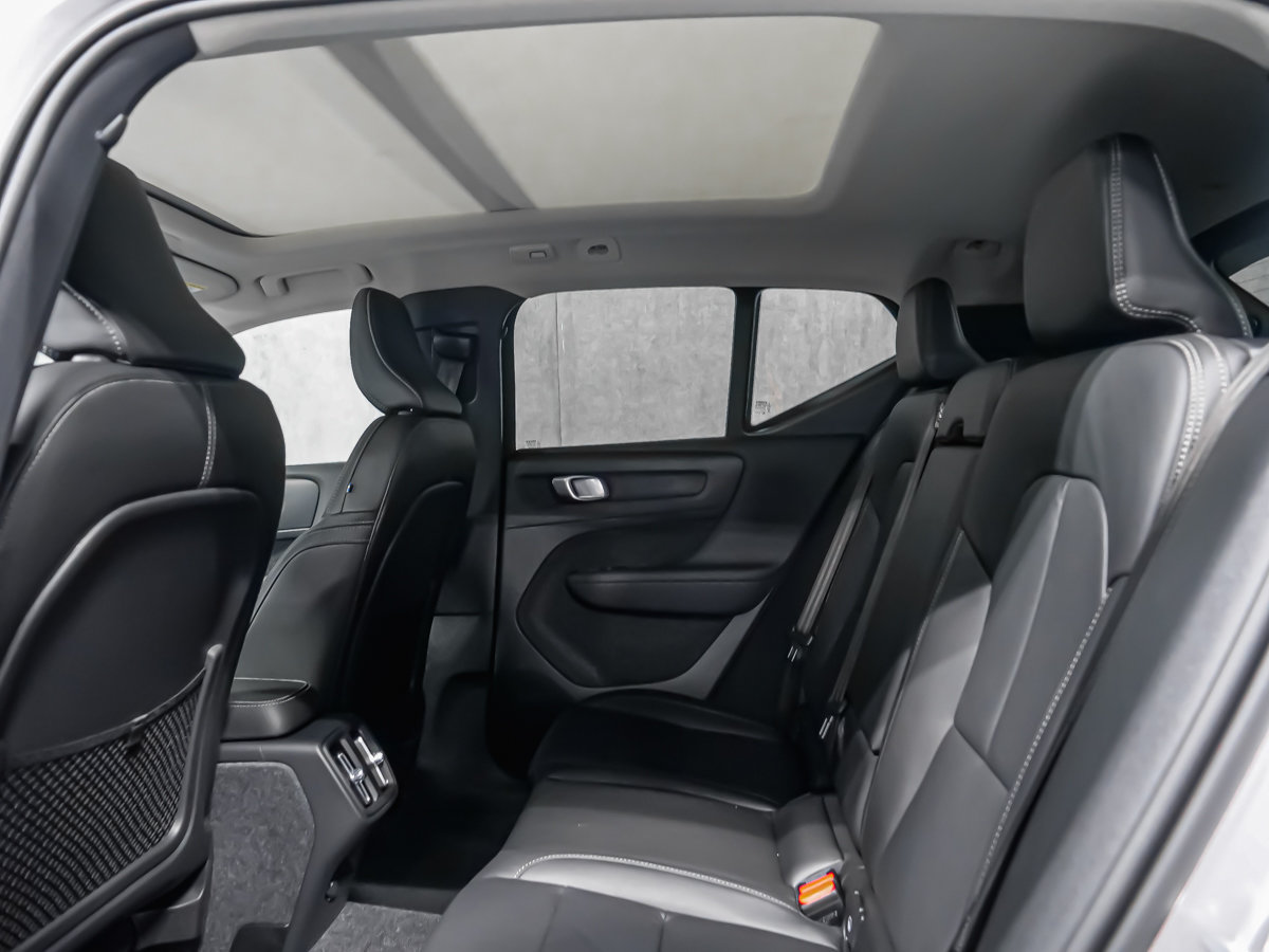 2026 Volvo XC40 Ultra (Dark Theme)-10