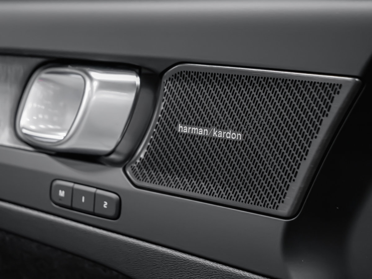 2026 Volvo XC40 Plus (Dark Theme)-10