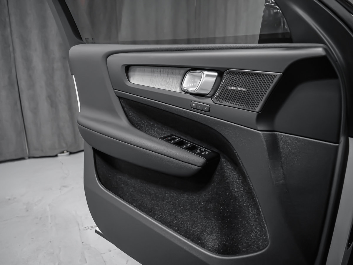 2026 Volvo XC40 Plus (Dark Theme)-9