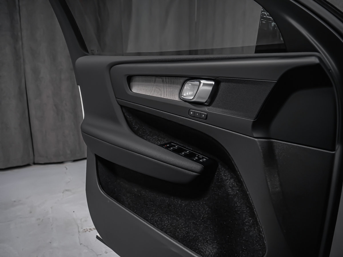 Volvo XC40 Plus (Dark Theme) 2026-9