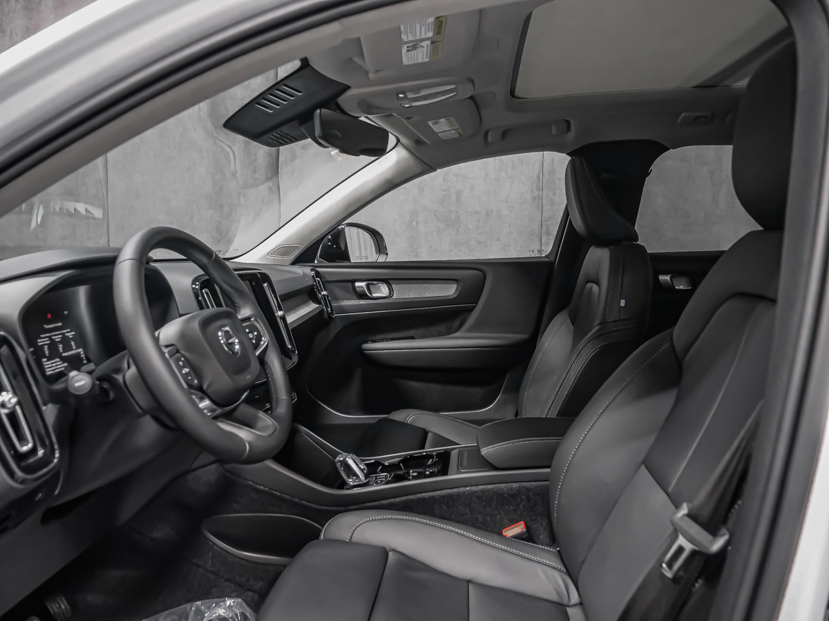 Volvo XC40 Plus (Dark Theme) 2026-10