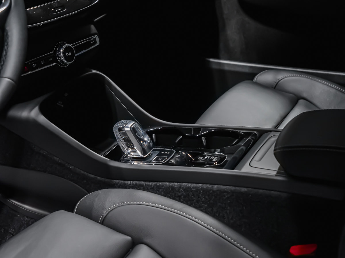 Volvo XC40 Plus (Dark Theme) 2026-7