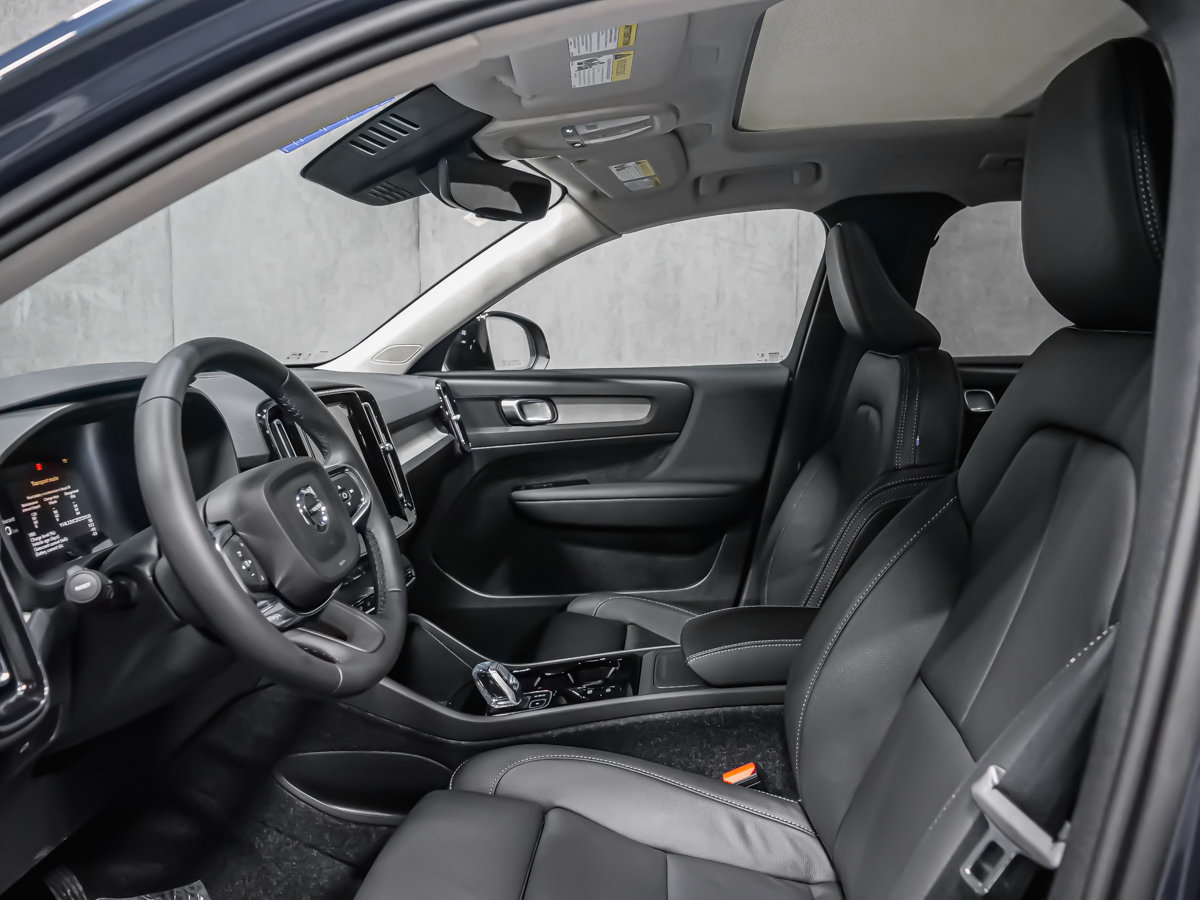 Volvo XC40 Plus (Dark Theme) 2026-10