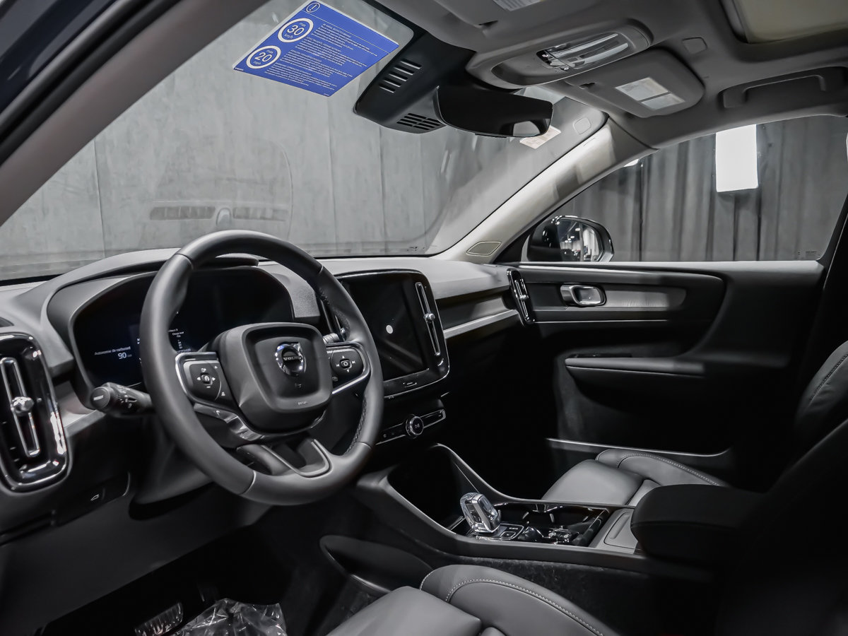 Volvo XC40 Plus (Dark Theme) 2026-6