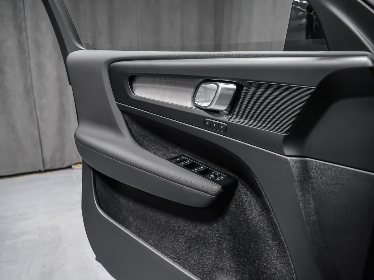 Volvo XC40 Plus (Dark Theme) 2026-9