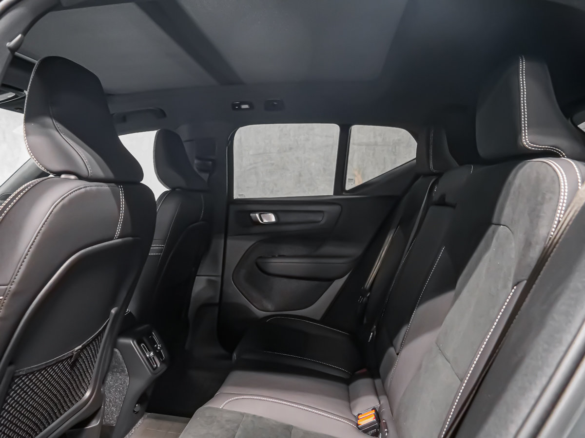 Volvo XC40 Plus (Dark Theme) 2026-10