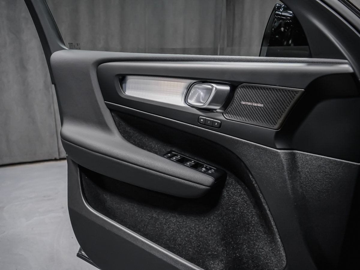 Volvo XC40 Plus (Dark Theme) 2026-8