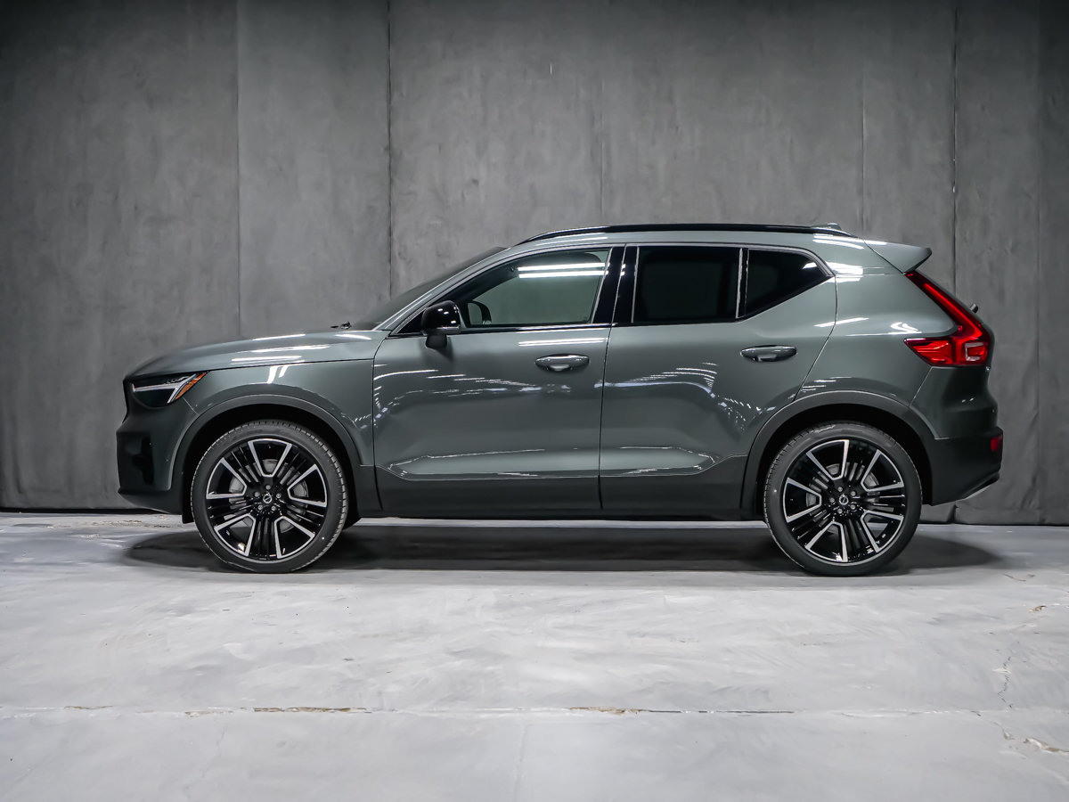 Volvo XC40 Plus (Dark Theme) 2026-2