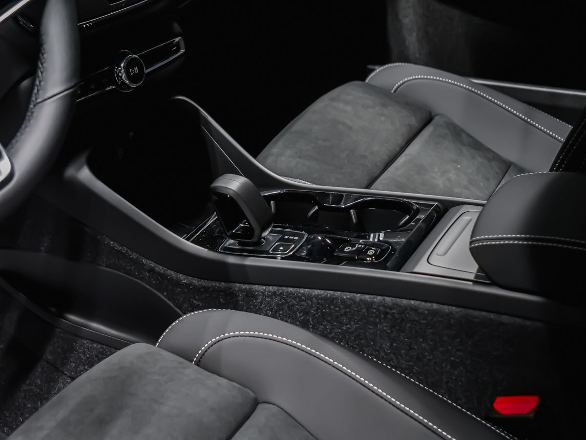 Volvo XC40 Plus (Dark Theme) 2026-7