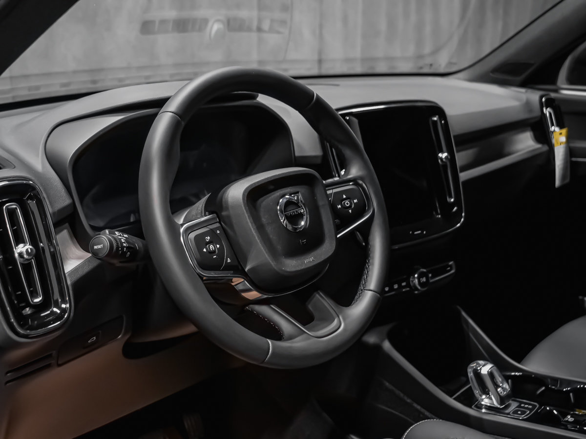 2026 Volvo XC40 Plus (Dark Theme)-8