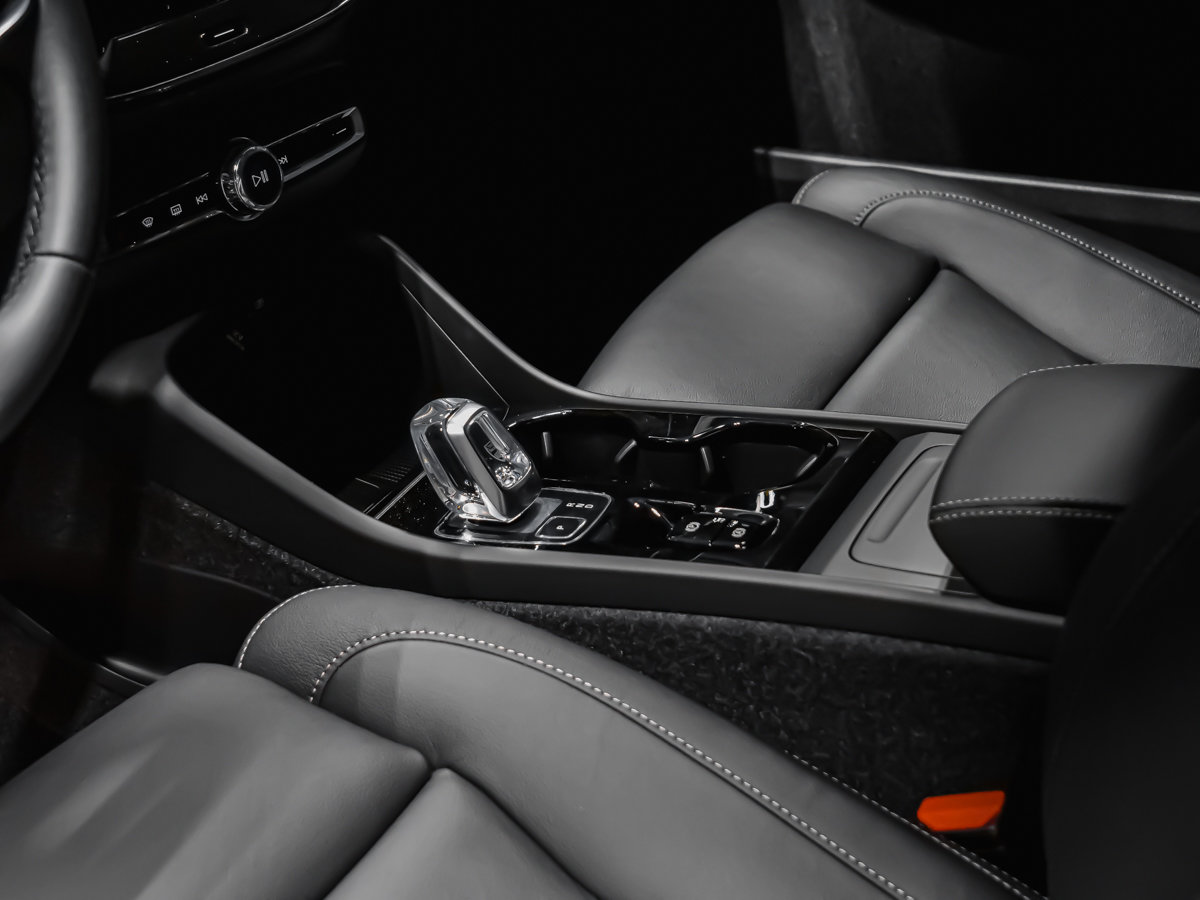 2026 Volvo XC40 Plus (Dark Theme)-7