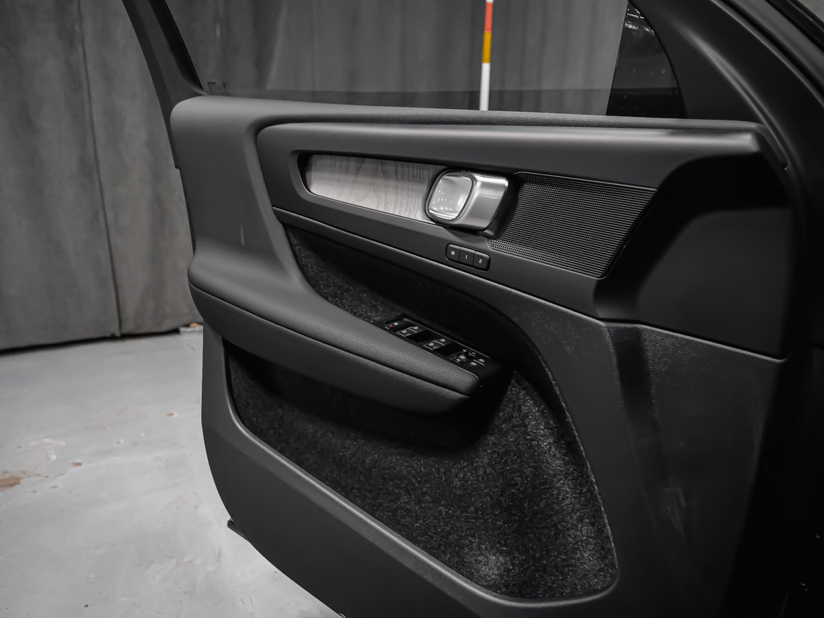 2026 Volvo XC40 Plus (Dark Theme)-9