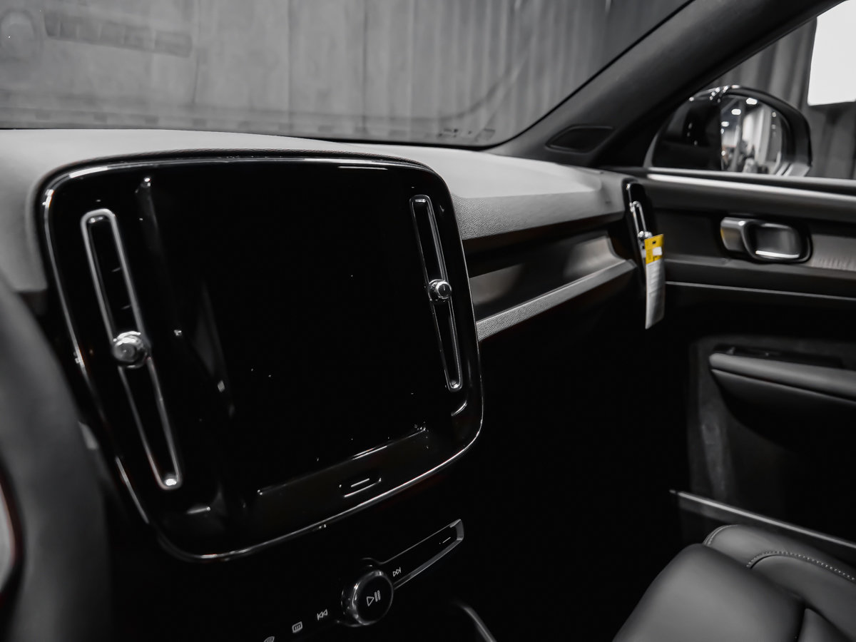 2026 Volvo XC40 Plus (Dark Theme)-10