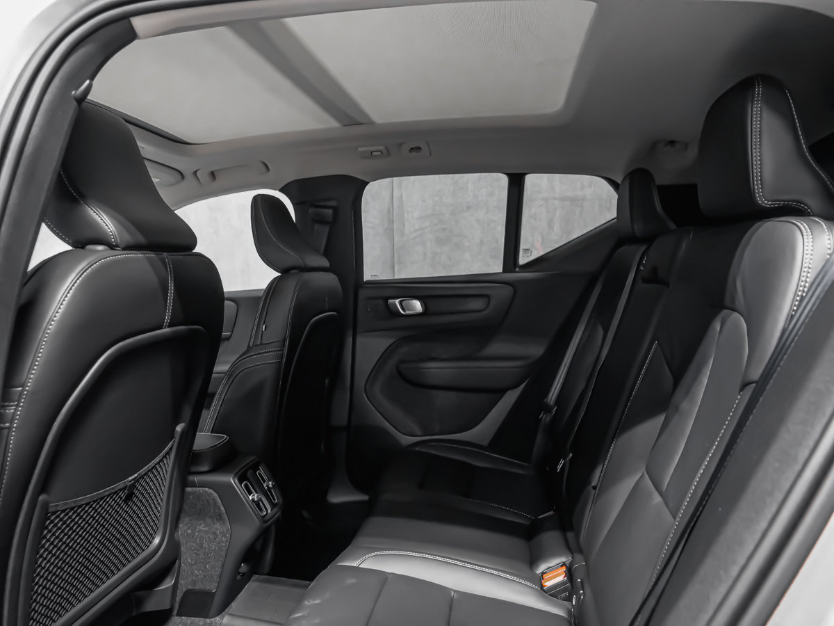 Volvo XC40 Plus (Dark Theme) 2026-10