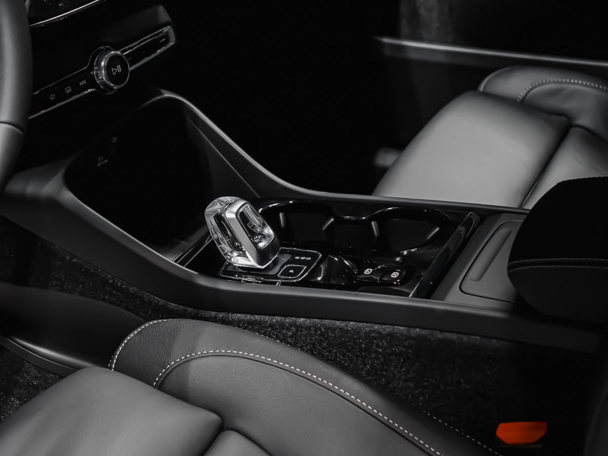 Volvo XC40 Plus (Dark Theme) 2026-7