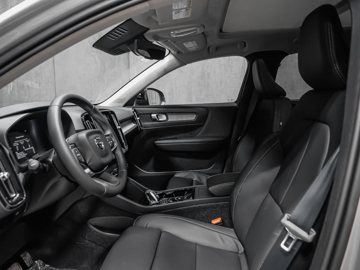 Volvo XC40 Plus (Dark Theme) 2026-9