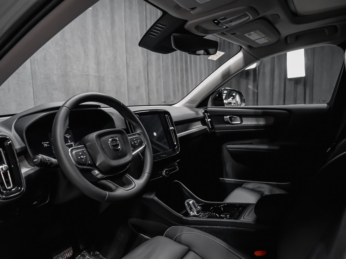 Volvo XC40 Plus (Dark Theme) 2026-6