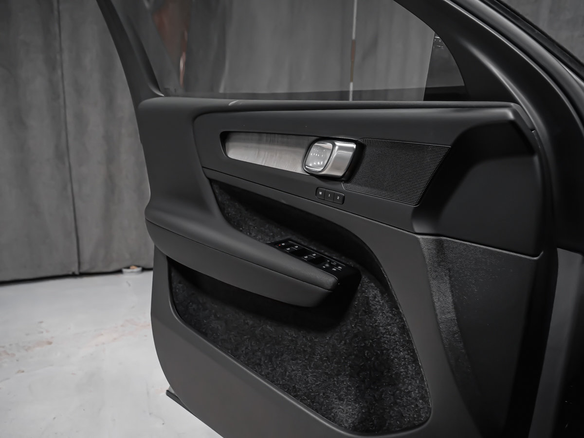 Volvo XC40 Plus (Dark Theme) 2026-8