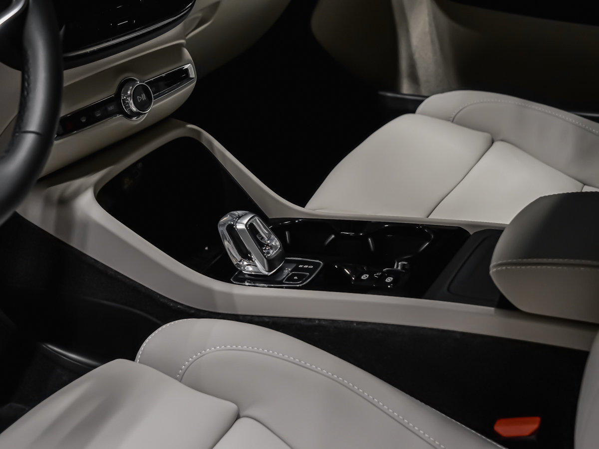 Volvo XC40 Plus (Dark Theme) 2026-4