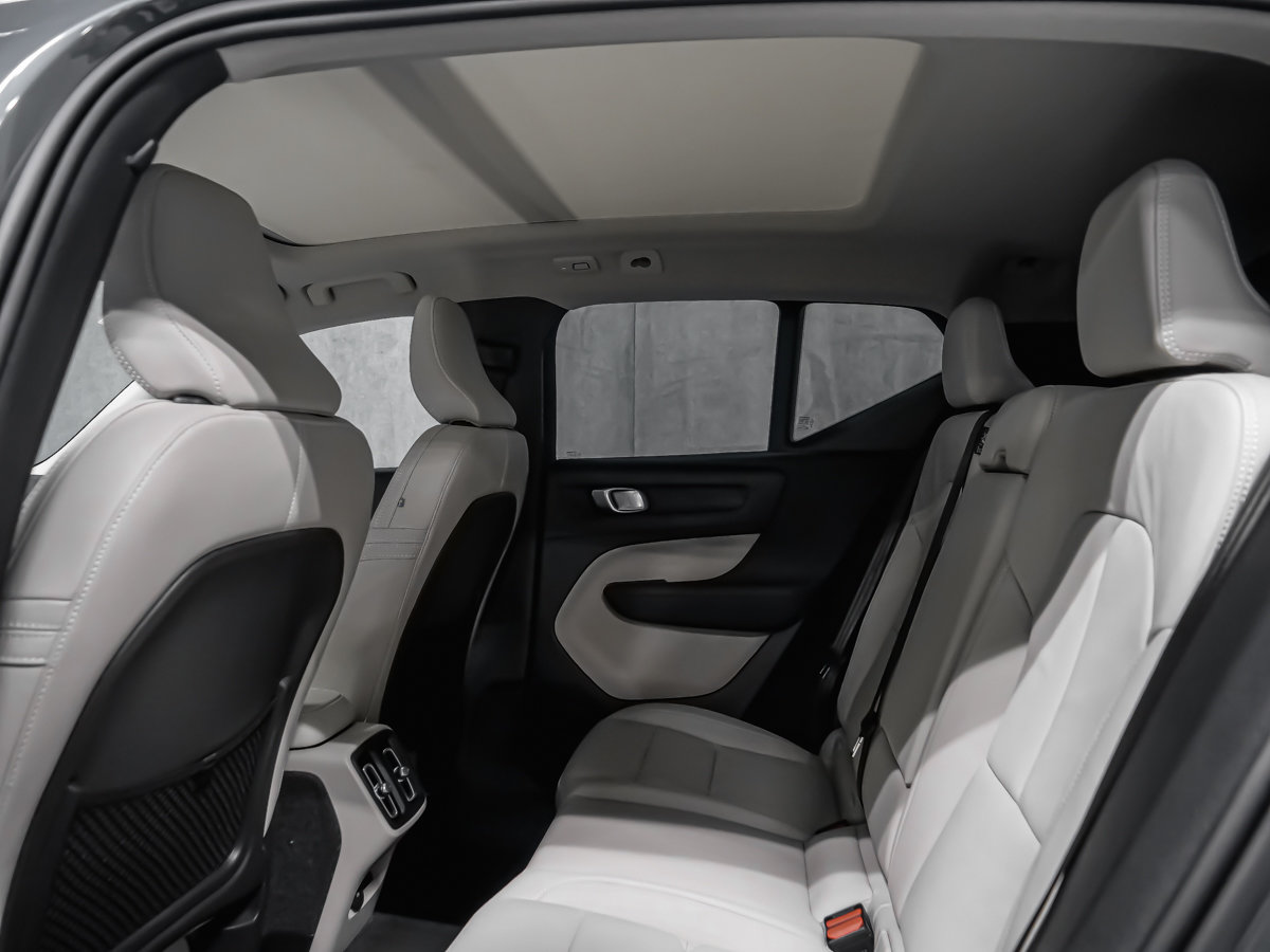 Volvo XC40 Plus (Dark Theme) 2026-10