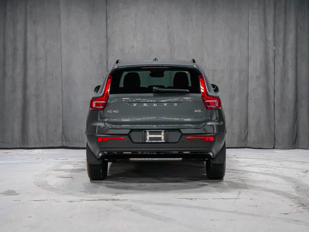Volvo XC40 Plus (Dark Theme) 2026-2
