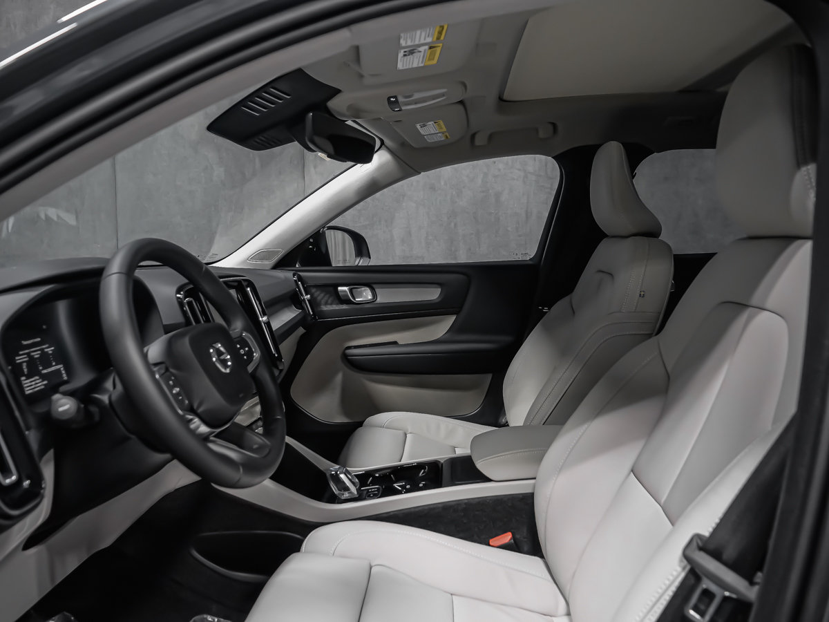 Volvo XC40 Plus (Dark Theme) 2026-9