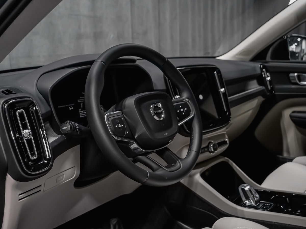 Volvo XC40 Plus (Dark Theme) 2026-5