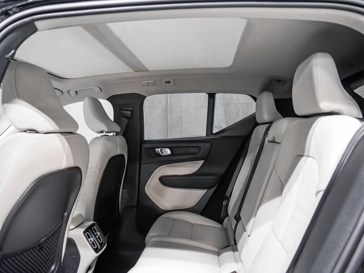 Volvo XC40 Ultra (Dark Theme) 2026-12