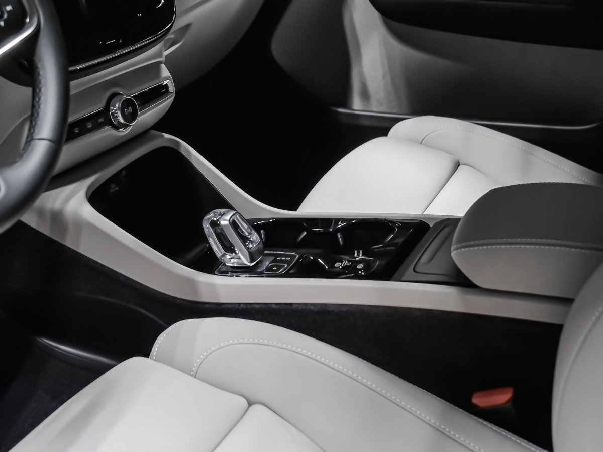 Volvo XC40 Ultra (Dark Theme) 2026-7