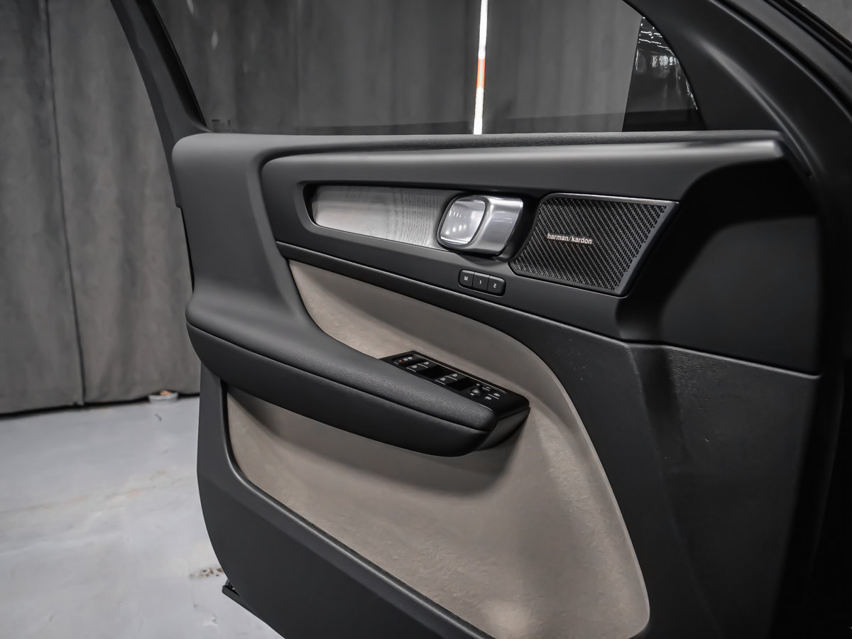 Volvo XC40 Ultra (Dark Theme) 2026-9