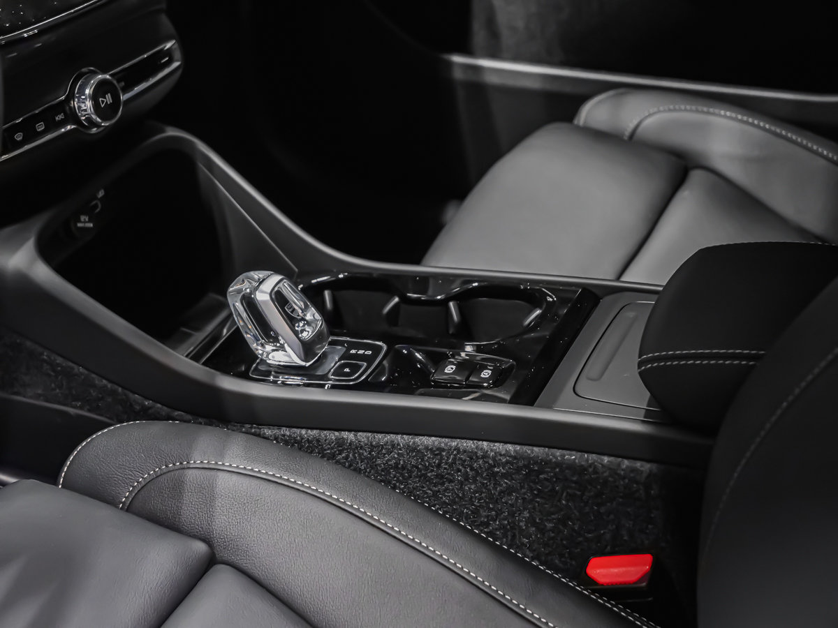 Volvo XC40 Plus (Dark Theme) 2026-6