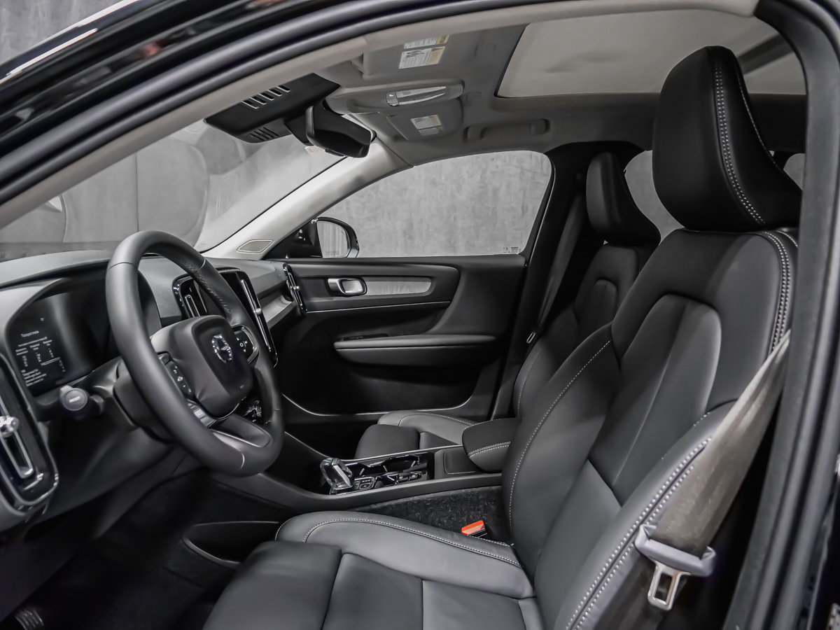 Volvo XC40 Plus (Dark Theme) 2026-9