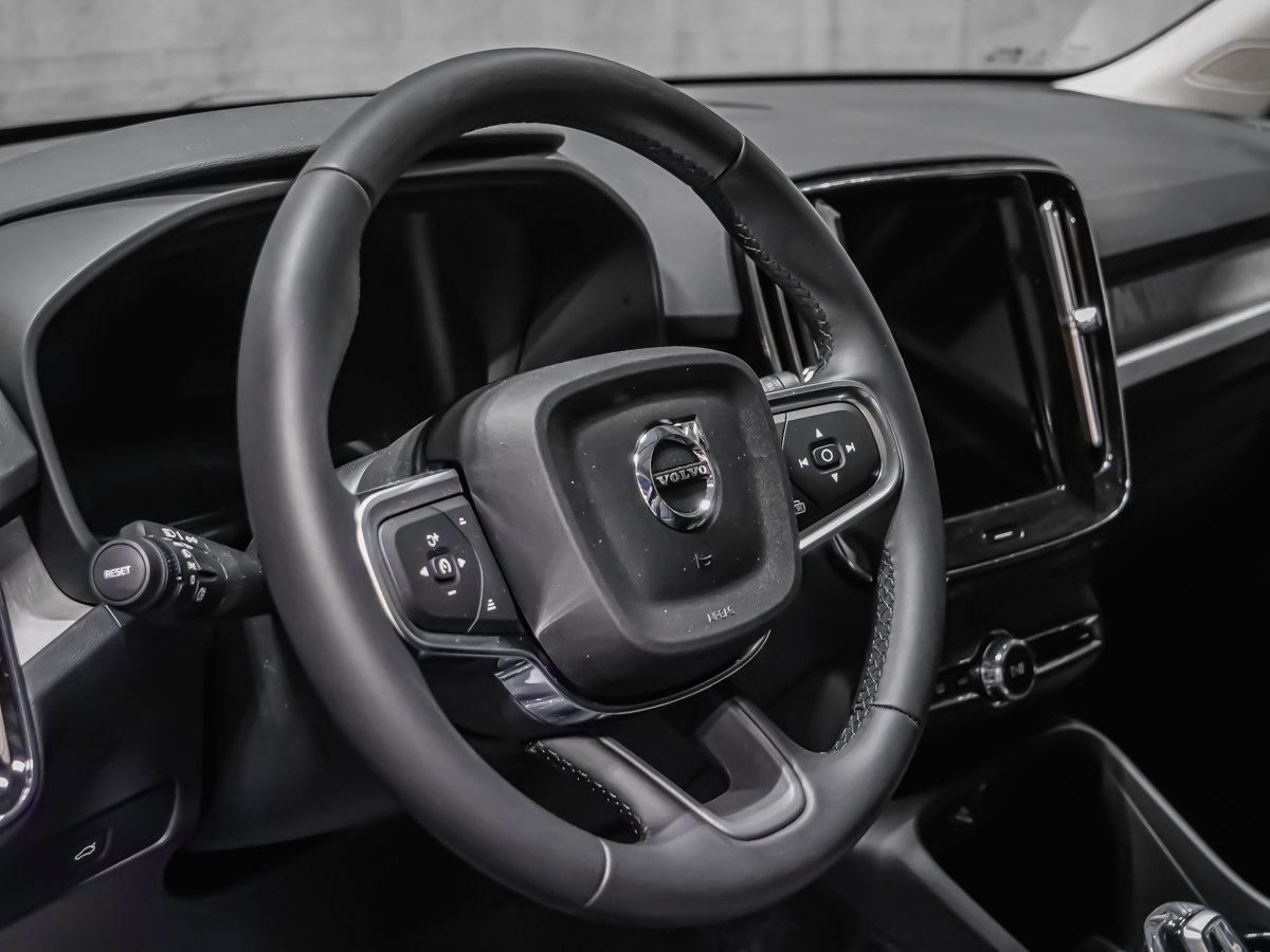 Volvo XC40 Plus (Dark Theme) 2026-7