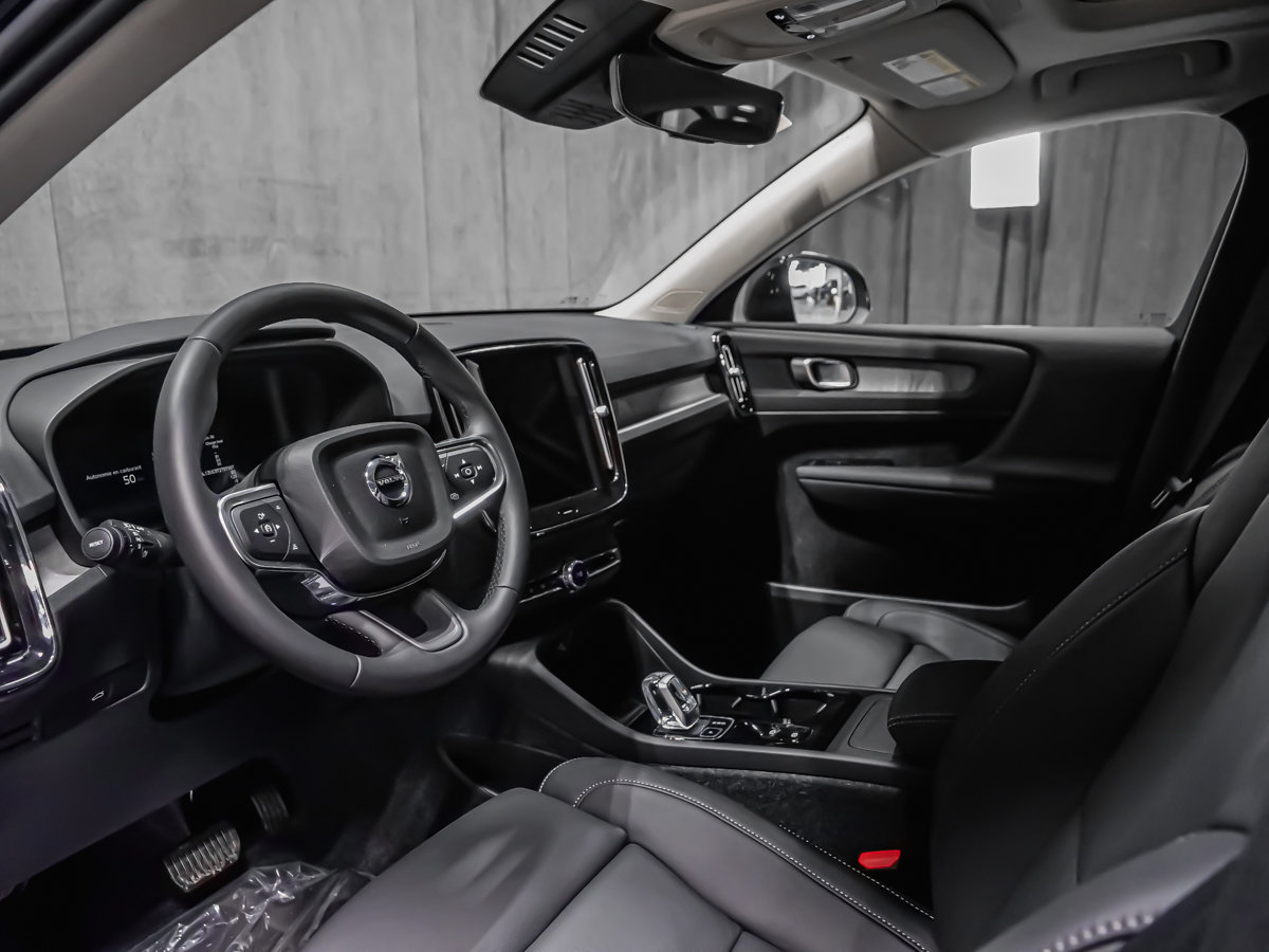 Volvo XC40 Plus (Dark Theme) 2026-5