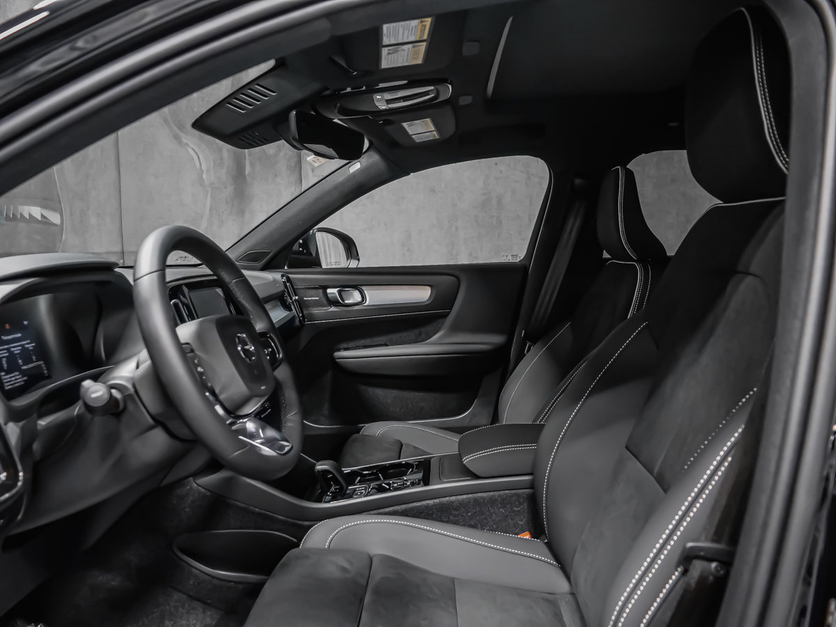 2026 Volvo XC40 Ultra Black Edition-10